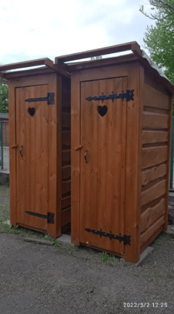 Деревянный уличный туалет