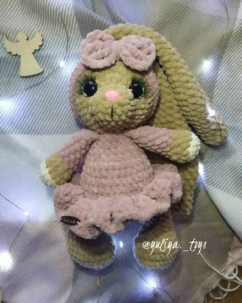 Плюшева в'язана зайка