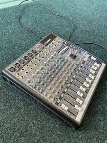 Пульт -микшер 