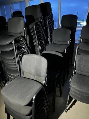 Робочі місця стільці контакт центр крісла столи монітори футбол