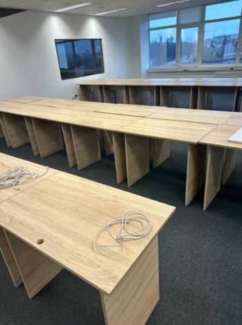 Крісла стільці столи офісні