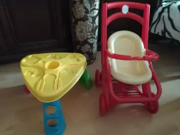 Пластмассовый столик и коляска