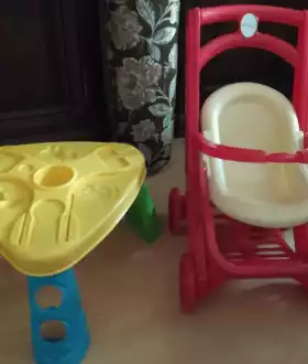 Пластмассовый столик и коляска