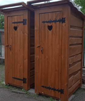 Деревянный уличный туалет