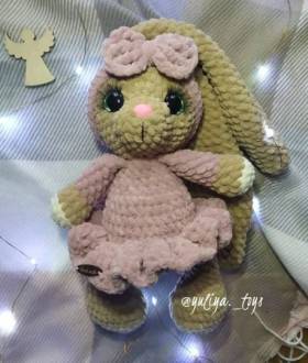 Плюшева в'язана зайка